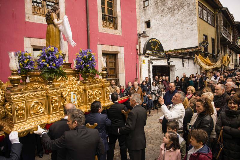 Cientos de personas abarrotaron el casco histórico de Llanes para disfrutar del encuentro entre Jesús resucitado y su madre, la Virgen.