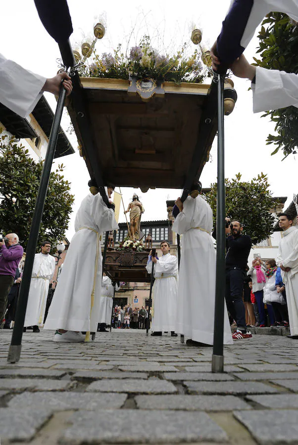 Fotos: Las imágenes de la procesión del Resucitado en Villaviciosa