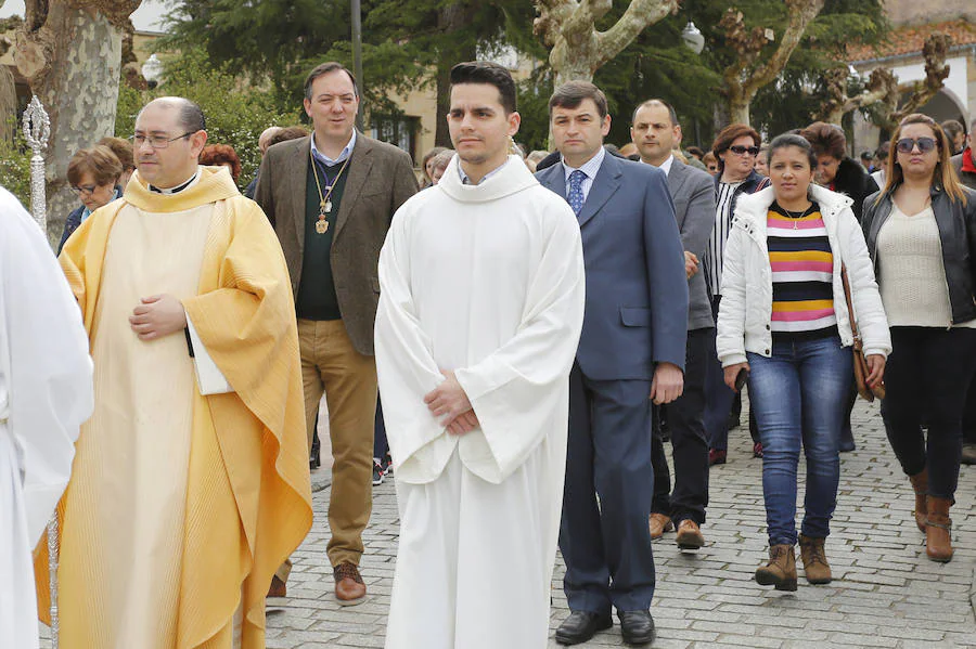 Fotos: Las imágenes de la procesión del Resucitado en Villaviciosa
