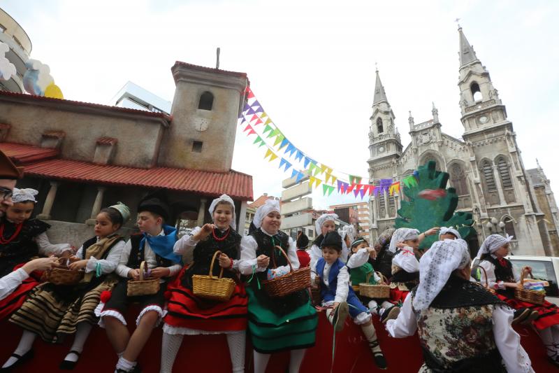 Miles de personas han disfrutado del desfile de carrozas de las fiestas del Bollo de Avilés, que se ha celebrado tras una multitudinaria Comida en la Calle.