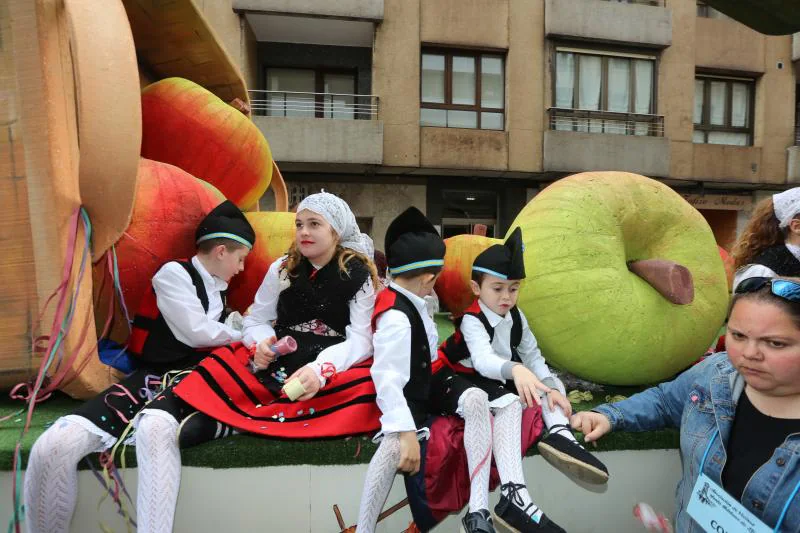 Miles de personas han disfrutado del desfile de carrozas de las fiestas del Bollo de Avilés, que se ha celebrado tras una multitudinaria Comida en la Calle.