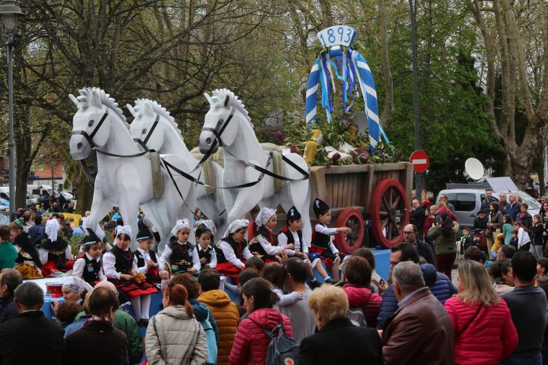 Miles de personas han disfrutado del desfile de carrozas de las fiestas del Bollo de Avilés, que se ha celebrado tras una multitudinaria Comida en la Calle.