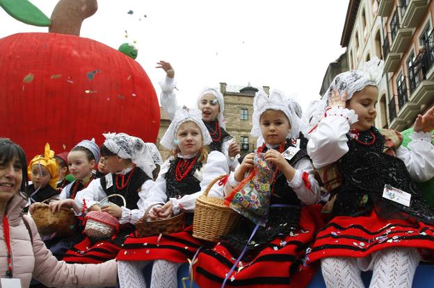 Niñas vestidas de asturianas, presentes en todas las carrozas, en este caso la propuesta de la Asociación de Vecinos Pedro Menéndez de Avilés Centro. 