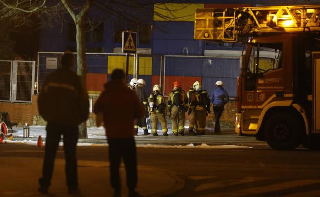 Efectivos de bomberos, durante la intervención.