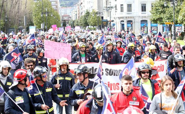 Imagen principal - «Todos somos Eloy», claman bomberos de toda España en Oviedo