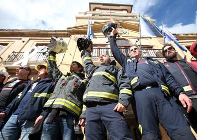 Imagen secundaria 1 - «Todos somos Eloy», claman bomberos de toda España en Oviedo