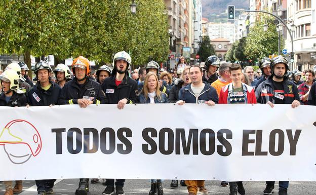 Concentración de bomberos de toda España en Oviedo en memoria de Eloy Palacio, fallecido en el incendio de Uría 58