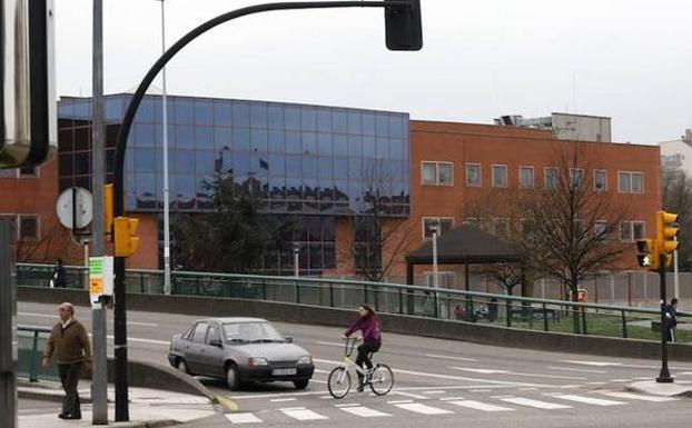 La emprende a golpes con el coche de su vecino tras una discusión en Nuevo Roces