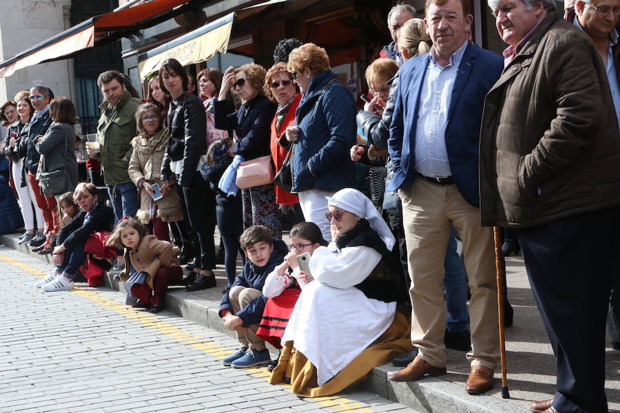 El desfile por las calles de Celleruelo y Florencio Rodríguez con la participación de bandas de gaitas y grupos folclóricos congregó a un gran número de personas