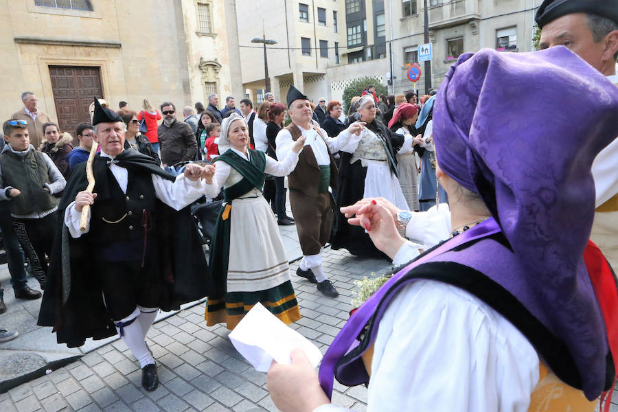 El desfile por las calles de Celleruelo y Florencio Rodríguez con la participación de bandas de gaitas y grupos folclóricos congregó a un gran número de personas