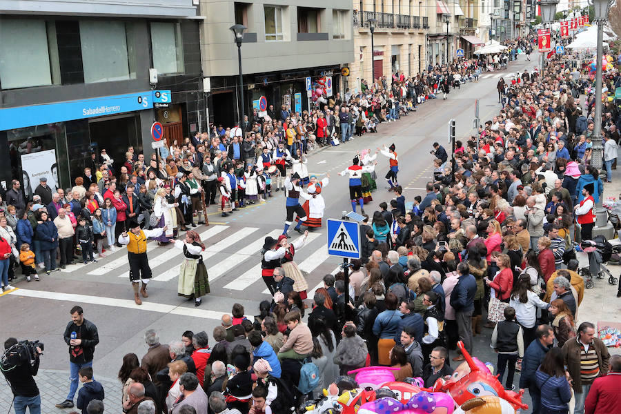 El desfile por las calles de Celleruelo y Florencio Rodríguez con la participación de bandas de gaitas y grupos folclóricos congregó a un gran número de personas