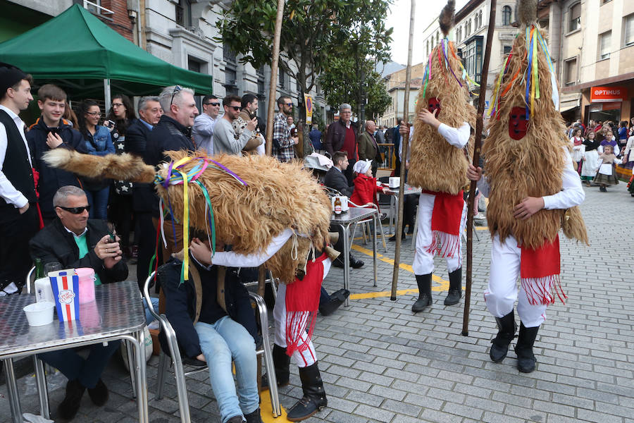 El desfile por las calles de Celleruelo y Florencio Rodríguez con la participación de bandas de gaitas y grupos folclóricos congregó a un gran número de personas