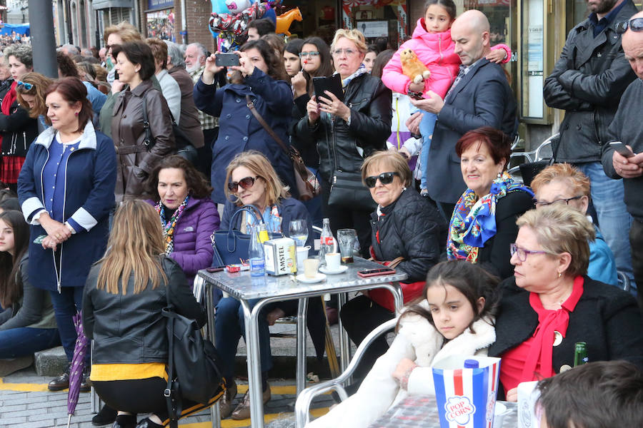 El desfile por las calles de Celleruelo y Florencio Rodríguez con la participación de bandas de gaitas y grupos folclóricos congregó a un gran número de personas