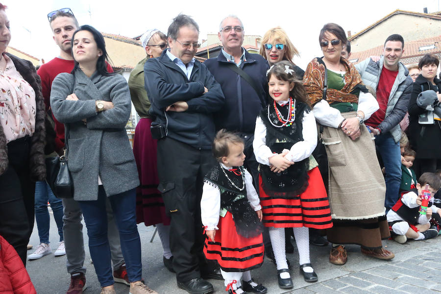 El desfile por las calles de Celleruelo y Florencio Rodríguez con la participación de bandas de gaitas y grupos folclóricos congregó a un gran número de personas