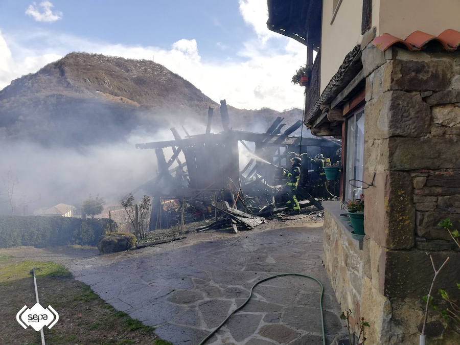No se registraron daños personales y la actuación de los bomberos evitó que el fuego se propagase a unas viviendas cerca