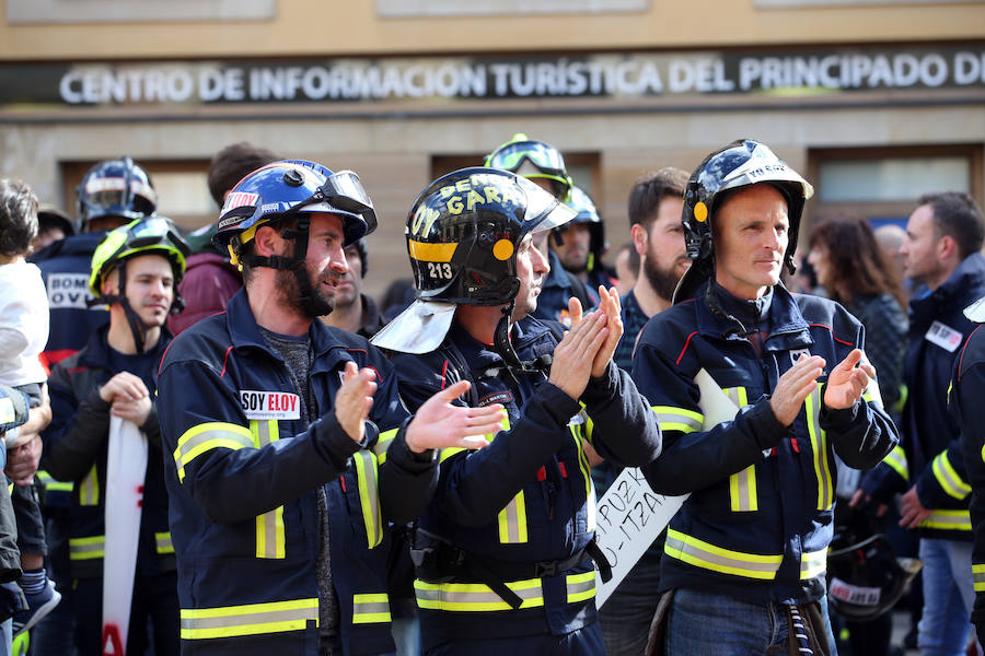 Bomberos de 37 parques de España se han concentrado en Oviedo bajo el lema 'Todos somos Eloy'. Es su respuesta a la sentencia por el fallecimiento del bombero en el incendio de Uría 58, en el que resultó herido su compañero Juan Carlos Fernández Grand, 'Cuni', que intervino en el Pleno municipal.