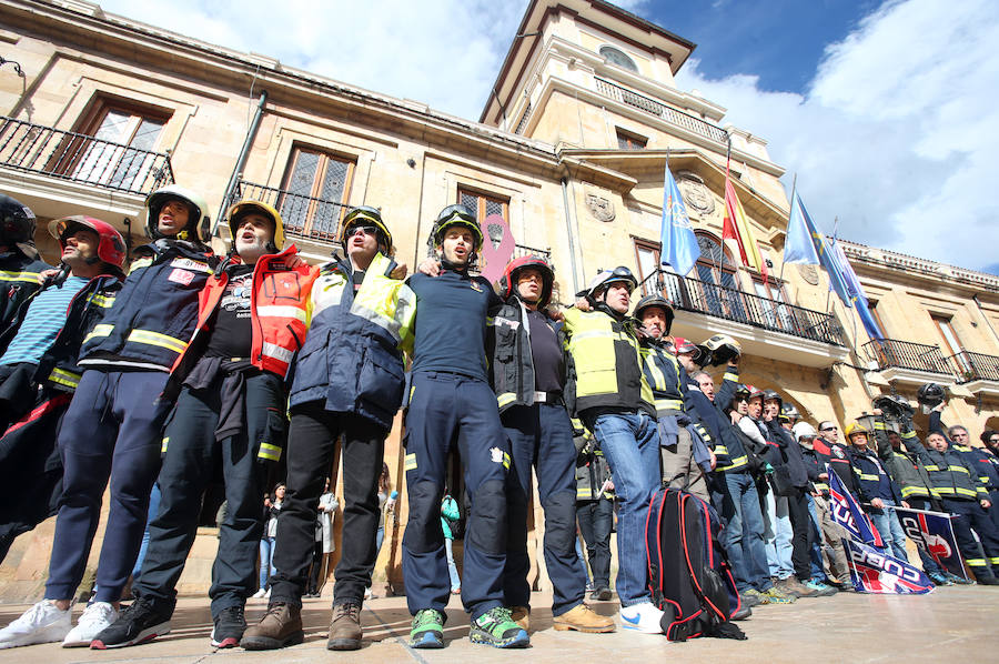 Bomberos de 37 parques de España se han concentrado en Oviedo bajo el lema 'Todos somos Eloy'. Es su respuesta a la sentencia por el fallecimiento del bombero en el incendio de Uría 58, en el que resultó herido su compañero Juan Carlos Fernández Grand, 'Cuni', que intervino en el Pleno municipal.