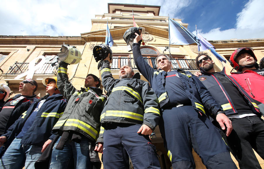 Bomberos de 37 parques de España se han concentrado en Oviedo bajo el lema 'Todos somos Eloy'. Es su respuesta a la sentencia por el fallecimiento del bombero en el incendio de Uría 58, en el que resultó herido su compañero Juan Carlos Fernández Grand, 'Cuni', que intervino en el Pleno municipal.