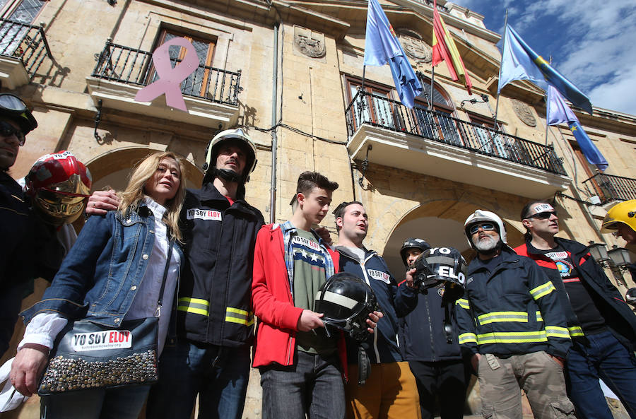 Bomberos de 37 parques de España se han concentrado en Oviedo bajo el lema 'Todos somos Eloy'. Es su respuesta a la sentencia por el fallecimiento del bombero en el incendio de Uría 58, en el que resultó herido su compañero Juan Carlos Fernández Grand, 'Cuni', que intervino en el Pleno municipal.