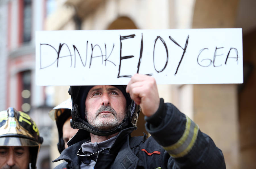 Bomberos de 37 parques de España se han concentrado en Oviedo bajo el lema 'Todos somos Eloy'. Es su respuesta a la sentencia por el fallecimiento del bombero en el incendio de Uría 58, en el que resultó herido su compañero Juan Carlos Fernández Grand, 'Cuni', que intervino en el Pleno municipal.