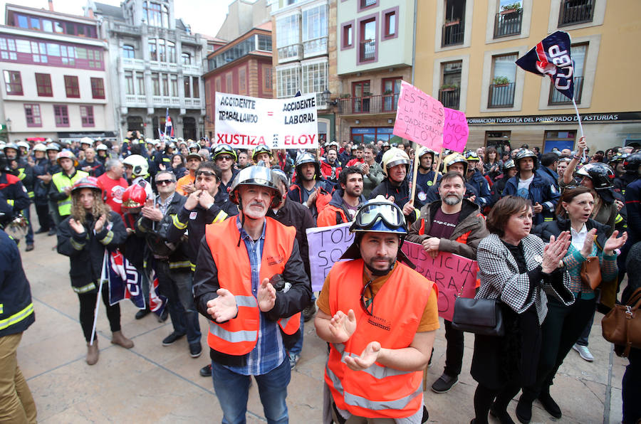 Bomberos de 37 parques de España se han concentrado en Oviedo bajo el lema 'Todos somos Eloy'. Es su respuesta a la sentencia por el fallecimiento del bombero en el incendio de Uría 58, en el que resultó herido su compañero Juan Carlos Fernández Grand, 'Cuni', que intervino en el Pleno municipal.