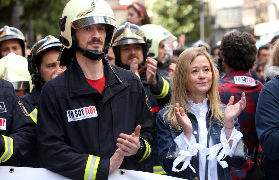 Bomberos de 37 parques de España se han concentrado en Oviedo bajo el lema 'Todos somos Eloy'. Es su respuesta a la sentencia por el fallecimiento del bombero en el incendio de Uría 58, en el que resultó herido su compañero Juan Carlos Fernández Grand, 'Cuni', que intervino en el Pleno municipal.