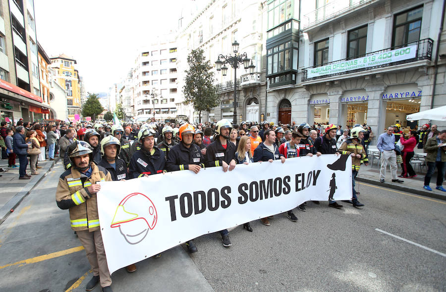 Bomberos de 37 parques de España se han concentrado en Oviedo bajo el lema 'Todos somos Eloy'. Es su respuesta a la sentencia por el fallecimiento del bombero en el incendio de Uría 58, en el que resultó herido su compañero Juan Carlos Fernández Grand, 'Cuni', que intervino en el Pleno municipal.