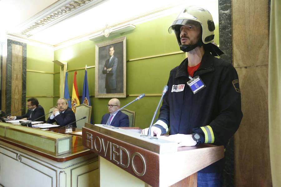 Bomberos de 37 parques de España se han concentrado en Oviedo bajo el lema 'Todos somos Eloy'. Es su respuesta a la sentencia por el fallecimiento del bombero en el incendio de Uría 58, en el que resultó herido su compañero Juan Carlos Fernández Grand, 'Cuni', que intervino en el Pleno municipal.