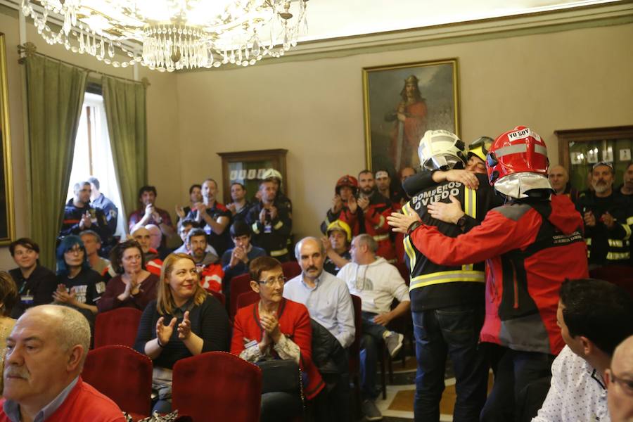 Bomberos de 37 parques de España se han concentrado en Oviedo bajo el lema 'Todos somos Eloy'. Es su respuesta a la sentencia por el fallecimiento del bombero en el incendio de Uría 58, en el que resultó herido su compañero Juan Carlos Fernández Grand, 'Cuni', que intervino en el Pleno municipal.