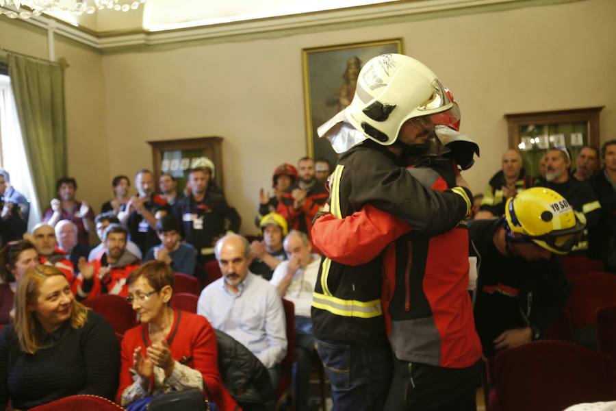 Bomberos de 37 parques de España se han concentrado en Oviedo bajo el lema 'Todos somos Eloy'. Es su respuesta a la sentencia por el fallecimiento del bombero en el incendio de Uría 58, en el que resultó herido su compañero Juan Carlos Fernández Grand, 'Cuni', que intervino en el Pleno municipal.