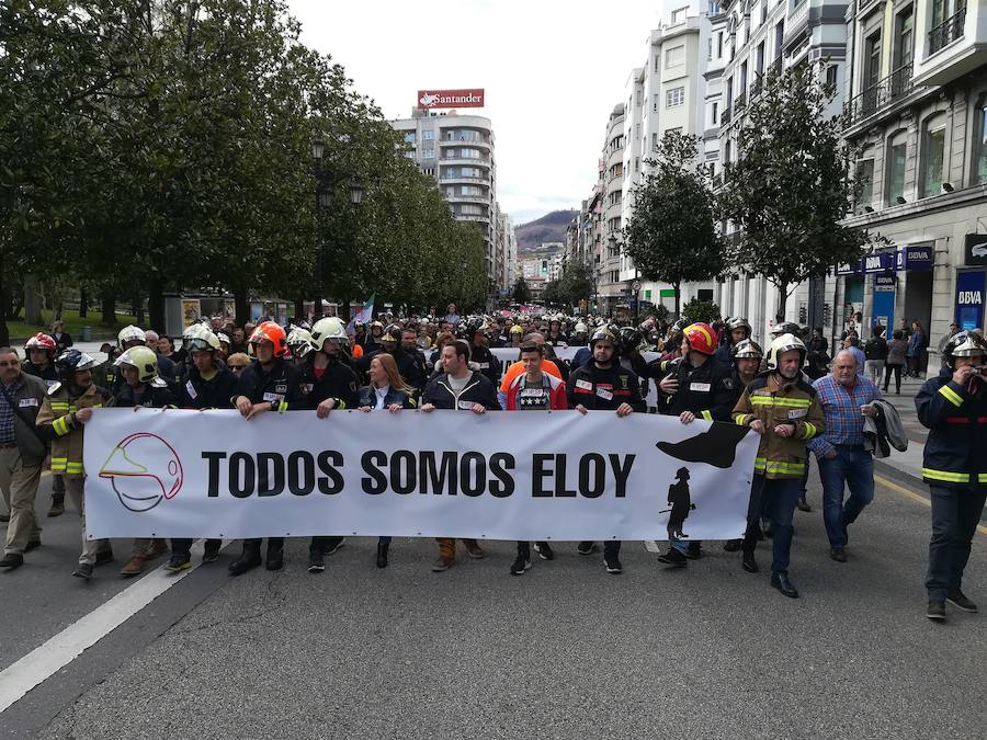 Bomberos de 37 parques de España se han concentrado en Oviedo bajo el lema 'Todos somos Eloy'. Es su respuesta a la sentencia por el fallecimiento del bombero en el incendio de Uría 58, en el que resultó herido su compañero Juan Carlos Fernández Grand, 'Cuni', que intervino en el Pleno municipal.