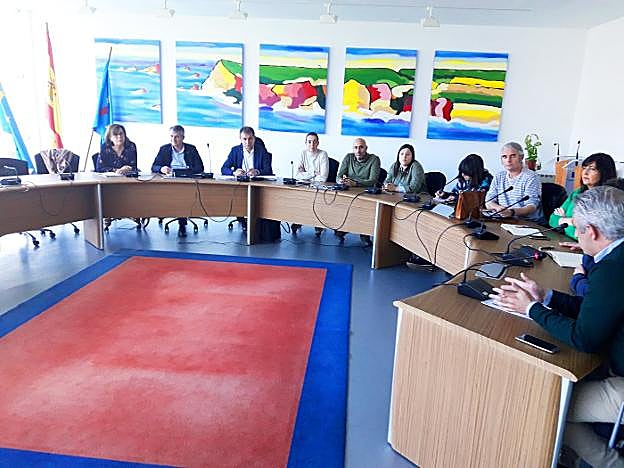 Un momento de la junta de la mancomunidad celebrada ayer para mantener en el cargo de presidente al alcalde de Gozón. 