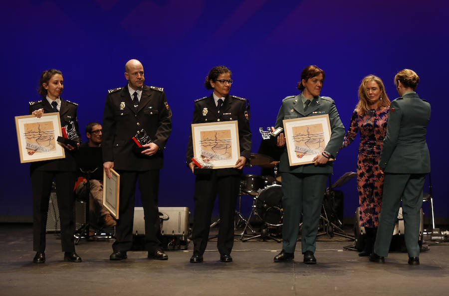 María Neira, los agentes que luchan contra la violencia de género, el Grupo Covadonga, Gamoneda y Armón y Gondán reciben su galardón en el Jovellanos.
