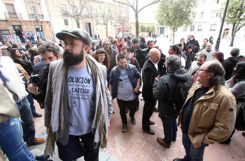 Decenas de personas se han concentrado ante el Tribunal Superior de Justicia de Asturias (TSJA) en la última jornada del juicio por la okupación de La Madreña, que ha quedado visto para sentencia.