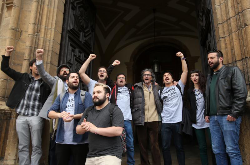 Decenas de personas se han concentrado ante el Tribunal Superior de Justicia de Asturias (TSJA) en la última jornada del juicio por la okupación de La Madreña, que ha quedado visto para sentencia.