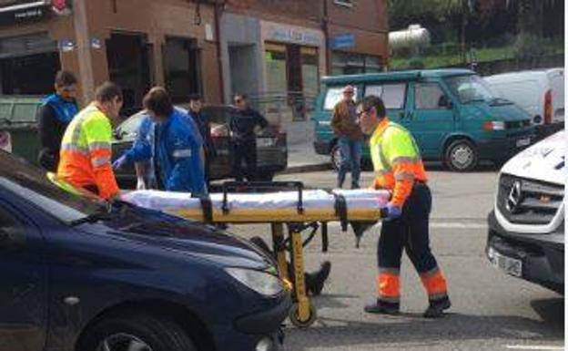 El herido es evacuado tras el accidente en la calle de El Carmen. 