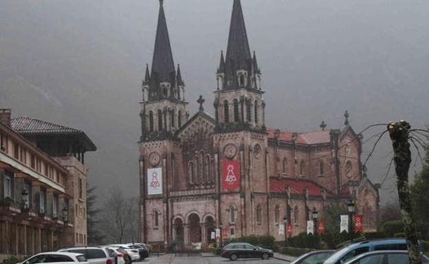 El Centro Asturiano de Oviedo celebra con charlas y un sello el centenario de Covadonga 