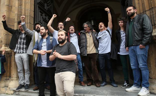 Álvaro Fueyo, David Acera, Rubén Rosón, Diego Díaz, Iyán Vigil-Escalera, Pablo Capa, Víctor Montes, Andrés Ron, Olga Díaz e Iván Martínez, en la entrada a la segunda sesión. 