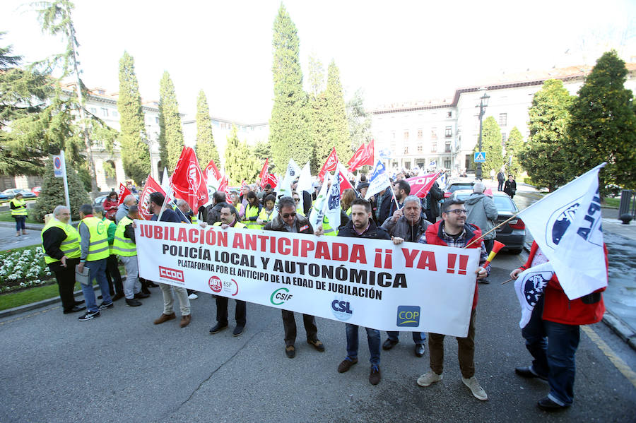Fotos: Protesta en Oviedo de Policías Locales demandando la jubilación anticipada