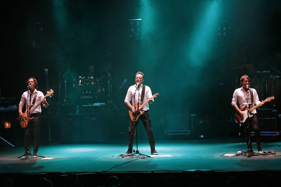 El trío de hermanos leoneses hizo parada en la Laboral dentro de su gira de celebración de sus 20 años en el escenario.