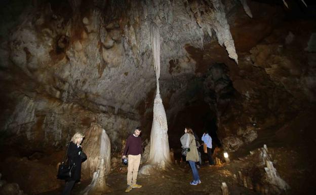 Visitantes en la cueva de Tito Bustillo, en Ribadesella.