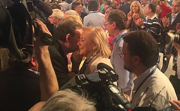 Mercedes Fernández con Mariano Rajoy en la convención nancional del PP en Sevilla. 