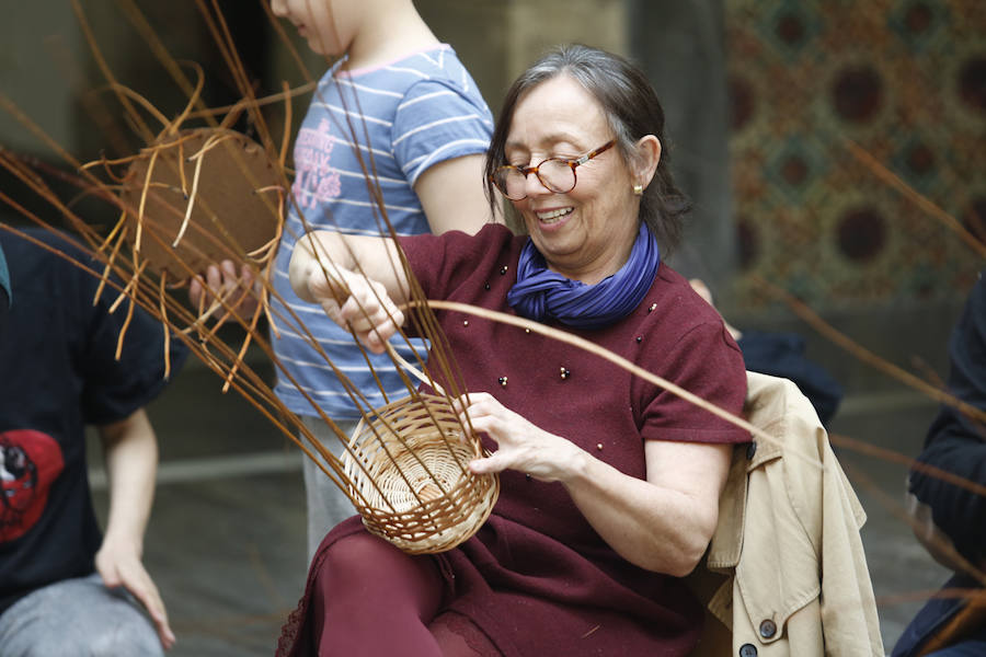 Diferentes artesanías, arte en todas sus formas, toman este fin de semana el Centro Cultural Antiguo Instituto de Gijón con un extenso programa organizado en el marco de los Días Europeos de la Artesanía. Bajo el título 'Esencia artesana' se agrupan exposiciones, charlas y talleres para todos los públicos. 