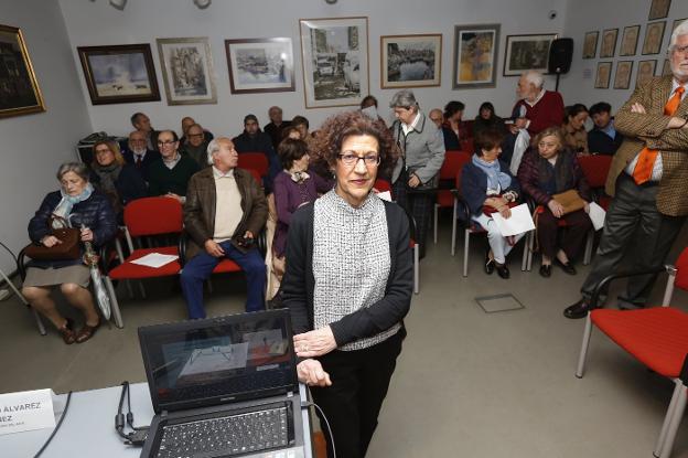 Soledad Álvarez, en el Ateneo Jovellanos, donde inauguró el ciclo 'Gijón y sus esculturas públicas'. 