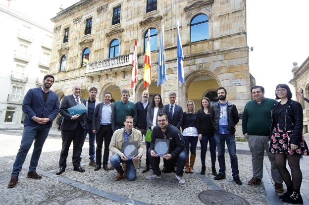 Rubén Hidalgo, Enrique Jáimez, Jorge García, Fernando Álvarez, Ana Braña, Alejandro Durán, Pelayo Barcia y Esther Lozano, junto a técnicos municipales y becarios de la cátedra Gijón SmartCity. 