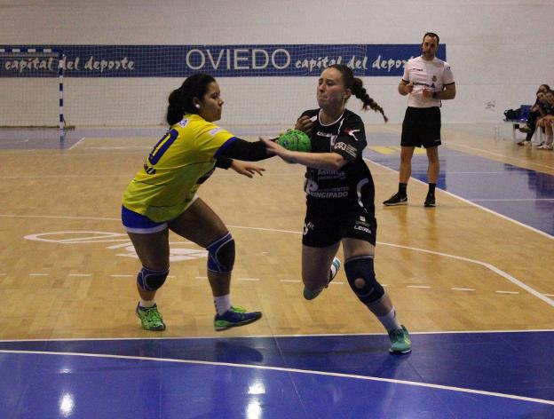 Lucía Álvarez, a la derecha, en un ataque de un partido liguero. 