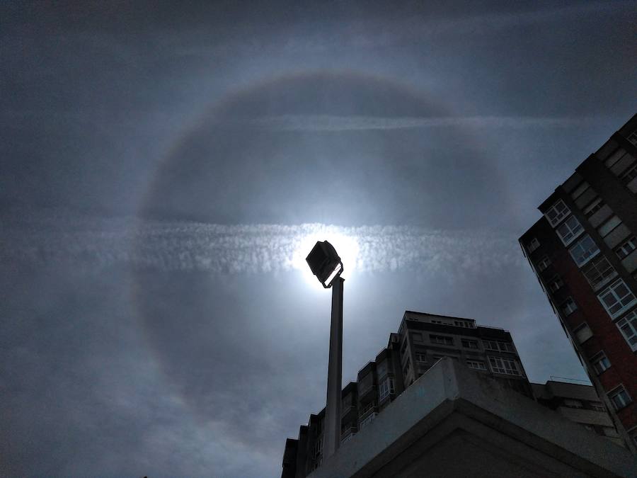 Halo Solar completo (círculo alrededor del Sol) producido por Cirrostratus, que son nubes altas formados por diminutos cristalitos de hielo. Debido a la difracción de la luz en ellos se crea este círculo luminoso.