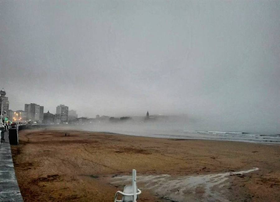 Durante los Fuegos de Begoña de 2016 hubo una situación curiosa en Gijón. Durante todo el día tuvimos la presencia de niebla. ¿A que fue debido esto?. Se produjo porque una masa de aire cálida y seca se desplazó por encima de una masa húmeda y fría (en este caso el Mar Cantábrico). Esta masa fría y húmeda le aporto humedad a esa masa de aire cálida y seca creando esta niebla pegada a la costa. Estas nieblas son típicas de zonas costeras y reciben el nombre de nieblas de advección.
