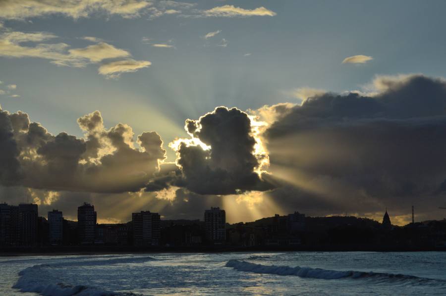 Muchas veces cuando entre el observador y el Sol se interponen las nubes se pueden observar estos preciosos rayos que parecen celestiales o divinos. En realidad reciben el nombre de rayos crepusculares.