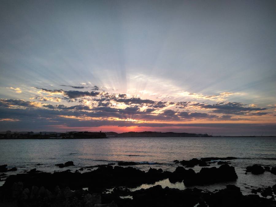 Muchas veces cuando entre el observador y el Sol se interponen las nubes se pueden observar estos preciosos rayos que parecen celestiales o divinos. En realidad reciben el nombre de rayos crepusculares.